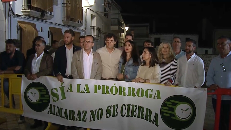 Cientos de vecinos se concentran para pedir la prórroga de la central